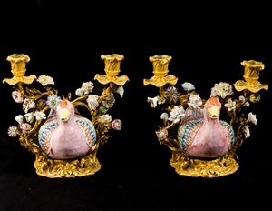 Coppia di candelabri in bronzo con papere in porcellana decorata con smalti Famiglia Rosa, Cina, Dinastia Qing, epoca Qianlong (1736 - 1795)  - Asta Dimore italiane - Associazione Nazionale - Case d'Asta italiane