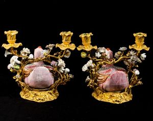Coppia di candelabri in bronzo con papere in porcellana decorata con smalti Famiglia Rosa, Cina, Dinastia Qing, epoca Qianlong (1736 - 1795)  - Asta Dimore italiane - Associazione Nazionale - Case d'Asta italiane