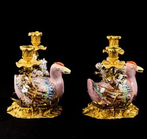 Coppia di candelabri in bronzo con papere in porcellana decorata con smalti Famiglia Rosa, Cina, Dinastia Qing, epoca Qianlong (1736 - 1795)  - Asta Dimore italiane - Associazione Nazionale - Case d'Asta italiane