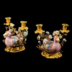 Coppia di candelabri in bronzo con papere in porcellana decorata con smalti Famiglia Rosa, Cina, Dinastia Qing, epoca Qianlong (1736 - 1795)  - Asta Dimore italiane - Associazione Nazionale - Case d'Asta italiane