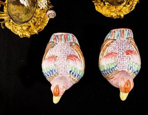 Coppia di candelabri in bronzo con papere in porcellana decorata con smalti Famiglia Rosa, Cina, Dinastia Qing, epoca Qianlong (1736 - 1795)  - Asta Dimore italiane - Associazione Nazionale - Case d'Asta italiane