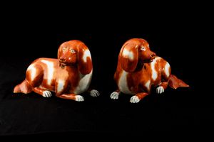 Coppia di cagnolini in porcellana decorata in smalto rosso ferro e nero, Cina, Dinastia Qing, periodo Qianlong (1736 - 1795)  - Asta Dimore italiane - Associazione Nazionale - Case d'Asta italiane
