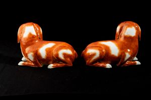 Coppia di cagnolini in porcellana decorata in smalto rosso ferro e nero, Cina, Dinastia Qing, periodo Qianlong (1736 - 1795)  - Asta Dimore italiane - Associazione Nazionale - Case d'Asta italiane