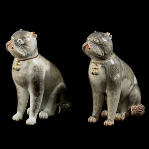 Coppia di cani carlini in porcellana decorati in smalti policromi e oro, Cina, Dinastia Qing, epoca Qianlong (1736-1795)  - Asta Dimore italiane - Associazione Nazionale - Case d'Asta italiane