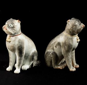 Coppia di cani carlini in porcellana decorati in smalti policromi e oro, Cina, Dinastia Qing, epoca Qianlong (1736-1795)  - Asta Dimore italiane - Associazione Nazionale - Case d'Asta italiane