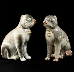 Coppia di cani carlini in porcellana decorati in smalti policromi e oro, Cina, Dinastia Qing, epoca Qianlong (1736-1795)  - Asta Dimore italiane - Associazione Nazionale - Case d'Asta italiane