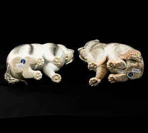 Coppia di cani carlini in porcellana decorati in smalti policromi e oro, Cina, Dinastia Qing, epoca Qianlong (1736-1795)  - Asta Dimore italiane - Associazione Nazionale - Case d'Asta italiane