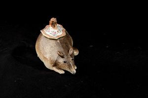 Zuppiera e coperchio a forma di ghiro Porcellana decorata con smalti policromi e oro, Cina, Dinastia Qing, periodo Qianlogn (1736 - 1795)  - Asta Dimore italiane - Associazione Nazionale - Case d'Asta italiane