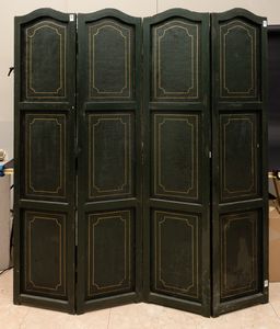 Paravento a quattro ante in legno rivestito in cuoio dipinto. XVIII-XIX secolo  - Asta Dimore italiane - Associazione Nazionale - Case d'Asta italiane