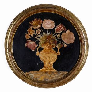 Coppia di nature morte, scagliola policroma e cornici in legno modanato e dorato. Arte italiana del XVIII secolo  - Asta Dimore italiane - Associazione Nazionale - Case d'Asta italiane
