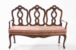 Divano a tre posti in noce intagliato. Veneto XVIII secolo  - Asta Dimore italiane - Associazione Nazionale - Case d'Asta italiane