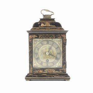 Pendola da tavolo con cassa in legno ebanizzato e laccato a cineserie. XVIII secolo  - Asta Dimore italiane - Associazione Nazionale - Case d'Asta italiane