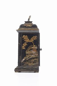 Pendola da tavolo con cassa in legno ebanizzato e laccato a cineserie. XVIII secolo  - Asta Dimore italiane - Associazione Nazionale - Case d'Asta italiane