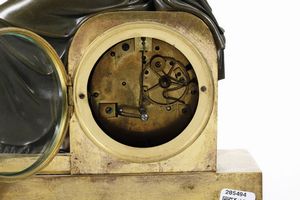 Pendola da tavolo in bronzo dorato e bronzo patinato. Francia XIX secolo  - Asta Dimore italiane - Associazione Nazionale - Case d'Asta italiane