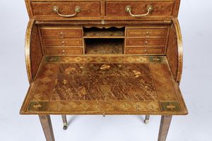 Raro scrittoio a rullo in legno lastronato ed intarsiato in paglia colorata. Francia XVIII secolo  - Asta Dimore italiane - Associazione Nazionale - Case d'Asta italiane