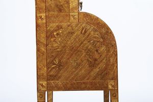 Raro scrittoio a rullo in legno lastronato ed intarsiato in paglia colorata. Francia XVIII secolo  - Asta Dimore italiane - Associazione Nazionale - Case d'Asta italiane