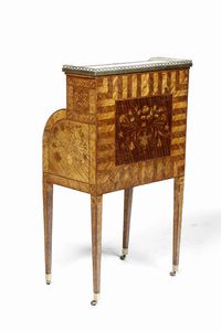 Raro scrittoio a rullo in legno lastronato ed intarsiato in paglia colorata. Francia XVIII secolo  - Asta Dimore italiane - Associazione Nazionale - Case d'Asta italiane