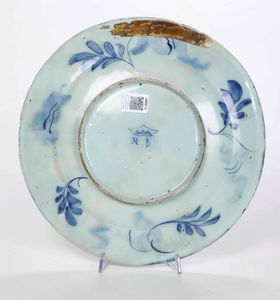 Grande piatto<BR>Albisola, seconda met del XVII secolo  - Asta Dimore italiane - Associazione Nazionale - Case d'Asta italiane