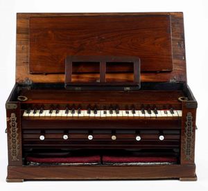 Armonium da viaggio. Struttura in legno intagliato, tasti in avorio. Francia XIX secolo  - Asta Dimore italiane - Associazione Nazionale - Case d'Asta italiane