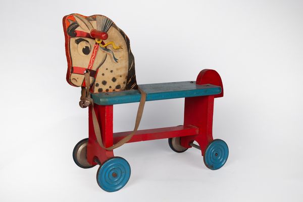 Cavallino a traino in legno dipinto con rotelle in metallo, Gong Bell Manufacturing Company, U.S.A. prima met del XX secolo  - Asta  Asta a Tempo - Antiquariato: Arredi, Icone, Dipinti Antichi e del XIX Secolo , Arte Orientale - Associazione Nazionale - Case d'Asta italiane