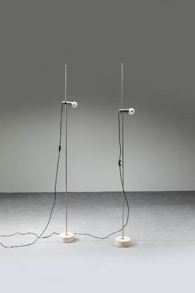 TITO AGNOLI : Coppia di lampade da terra regolabili in altezza  base in travertino. Prod. Oluce  met� anni '50 h cm 191 5x17 Bibl.: Giugliana Gramigna  Repertorio del Design Italinano per l'arredamento domestico 1950-2000  Allemandi  2011  p. 39  - Asta Asta di Design - Associazione Nazionale - Case d'Asta italiane