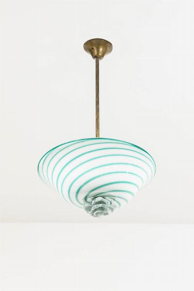 PRODUZIONE MURANESE : Lampada a sospensione in vetro lattimo e strisce in vetro colorato  tige in ottone. Anni '50 h cm 57x32  - Asta Asta di Design - Associazione Nazionale - Case d'Asta italiane