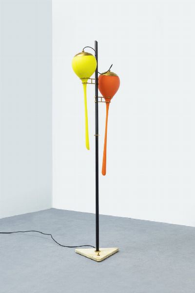 STILNOVO : Lampada da terra con stelo in metallo verniciato  diffusori in vetro satinato colorato  particolari in ottone  base in marmo. Anni '50 cm 170x45  - Asta Asta di Design - Associazione Nazionale - Case d'Asta italiane