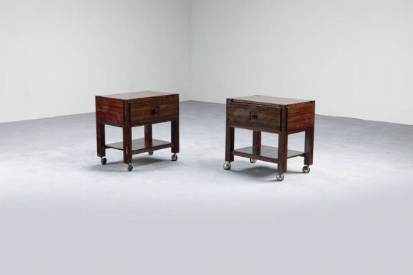 PRODUZIONE ITALIANA : Coppia di comodini in legno con un cassetto sotto il piano. Anni '60 cm 51x35x50  - Asta Asta di Design - Associazione Nazionale - Case d'Asta italiane