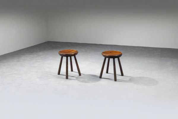 PRODUZIONE ITALIANA : Coppia di sgabelli in legno.  Anni '60 cm 45x35 5  Difetti  - Asta Asta di Design - Associazione Nazionale - Case d'Asta italiane