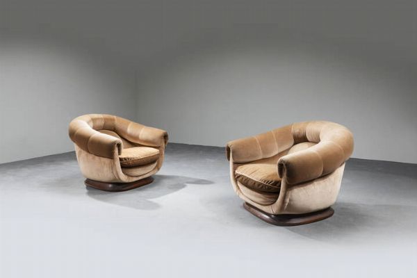 PRODUZIONE ITALIANA : Coppia di poltrone con basamento in legno  imbottitura rivestita in velluto.  Anni '60 cm 75x90x90  Difetti  - Asta Asta di Design - Associazione Nazionale - Case d'Asta italiane