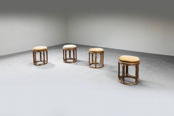 PRODUZIONE ITALIANA : Quattro sgabelli in rattan con cuscino.  Anni '70 cm 50x43x43  - Asta Asta di Design - Associazione Nazionale - Case d'Asta italiane