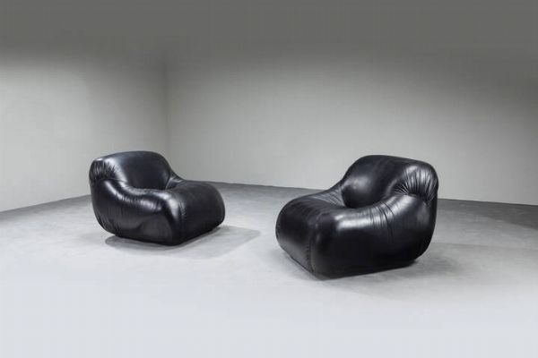 PRODUZIONE ITALIANA : Coppia di poltrone in pelle nera  - Asta Asta di Design - Associazione Nazionale - Case d'Asta italiane