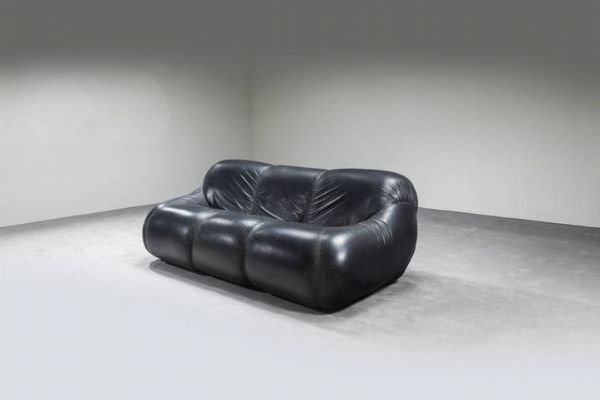 PRODUZIONE ITALIANA : Divano a tre posti in pelle nera  piendi in legno.  Anni '70 cm 75x190x100  Difetti  - Asta Asta di Design - Associazione Nazionale - Case d'Asta italiane