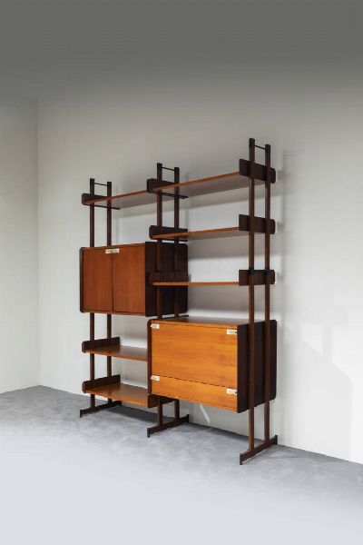 PRODUZIONE ITALIANA : Libreria modulare a due campate in legno  particolari in metallo verniciato e ottone.  Anni '70 cm 204 5x165x47  Piccoli difetti  - Asta Asta di Design - Associazione Nazionale - Case d'Asta italiane