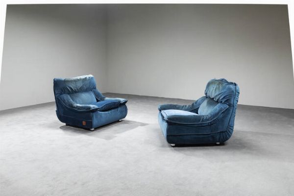 LEV & LEV : Coppia di poltrone con imbottitura rivestita in tessuto e piedini. Prod. LEV&LEV  anni '70  cm 80x85x85  Difetti  - Asta Asta di Design - Associazione Nazionale - Case d'Asta italiane