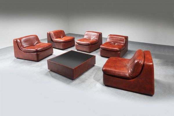 PRODUZIONE ITALIANA : Salotto composto da cinque poltroncine rivestite in pelle e piedini in plastica  tavolino in pelle con piano specchiato.  Anni '70 poltroncina cm 70x74x95 tavolino cm 30x88 5x88 5  Piccoli difetti  - Asta Asta di Design - Associazione Nazionale - Case d'Asta italiane