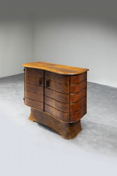 Vittorio Valabrega : Credenza in legno  particolari in pelle e ottone. Anni '40 cm 89x110x43 5  Difetti  - Asta Asta di Design - Associazione Nazionale - Case d'Asta italiane