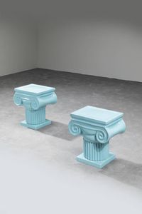 PRODUZIONE ITALIANA - Coppia di comodini a forma di capitelli in ceramica smaltata.  Anni '70 cm 44 5x45x30