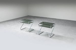 Marcel Breuer - Coppia di comodini con struttura in acciaio e piani in vetro fum�. Anni '70 cm 45x50x38  Piccoli difetti