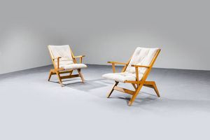 PRODUZIONE ITALIANA - Coppia di poltrone con struttura in legno  cuscini imbottiti rivestiti in vinilpelle. Anni '50 cm 77x61x85