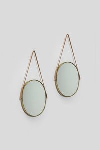 PRODUZIONE ITALIANA - Coppia di specchi con bordo in ottone e supporti in cuoio.  Anni '50 cm 40x35