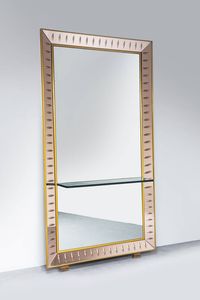 CRISTAL ART - Specchiera da terra con mensola e vetri colorati rosa specchiati e bordo in ottone. Prod. Cristal Art  anni '70  [..]