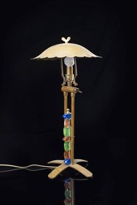 PRODUZIONE ITALIANA - Lampada da tavolo in ottone con inserti in vetro colorato. Anni '60 h cm 60