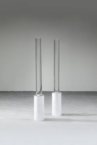 PRODUZIONE ITALIANA - Coppia di lampade da terra in metallo verniciato e plexiglass. Anni '60 h cm 123x15  Difetti