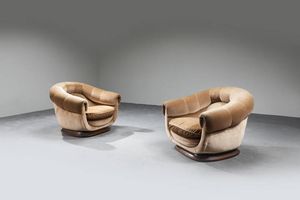 PRODUZIONE ITALIANA - Coppia di poltrone con basamento in legno  imbottitura rivestita in velluto.  Anni '60 cm 75x90x90  Difetti