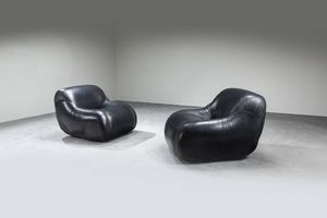 PRODUZIONE ITALIANA - Coppia di poltrone in pelle nera  piedi in legno.  Anni '70 cm 76x85x100  Difetti