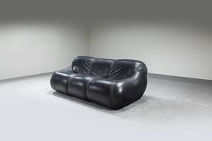 PRODUZIONE ITALIANA - Divano a tre posti in pelle nera  piendi in legno.  Anni '70 cm 75x190x100  Difetti