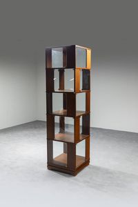 PRODUZIONE ITALIANA - Libreria girevole in legno  ante in vetro e particolari in ottone. Anni '70 cm 203x54x54  Difetti