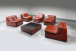 PRODUZIONE ITALIANA - Salotto composto da cinque poltroncine rivestite in pelle e piedini in plastica  tavolino in pelle con piano specchiato.  [..]