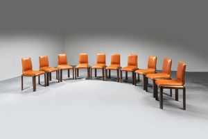 PRODUZIONE ITALIANA - Dieci sedie con struttura legno e seduta imbottita rivestita in pelle. cm 87x47x50  Difetti